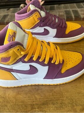 Nike Air Jordan 1 High OG "Brotherhood"
GS, szUS 7Y (8.5 women)